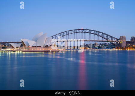 Sydney Opera House und die Harbour Bridge in Sydney, New South Wales (NSW), Australien, wie es von Frau von Macquarie Stuhl gesehen wurde. Stockfoto