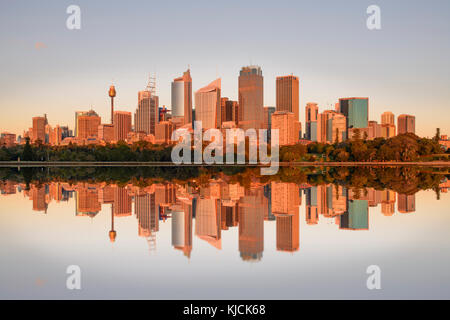 Die Stadt Sydney CBD Reflexion bei Sonnenaufgang, New South Wales (NSW), Australien, wie es war von Frau von Macquarie Stuhl gesehen Stockfoto