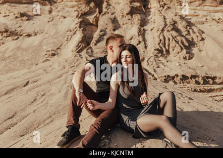 Im Nahen und Mittleren Osten Paar in der Wüste sitzen Stockfoto