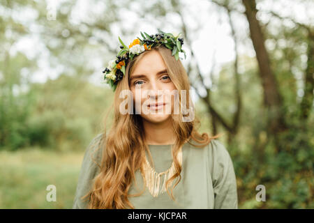 Im Nahen und Mittleren Osten Frau mit Blume Krone in Holz Stockfoto