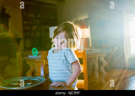 Sonnenschein auf Kaukasischen jungen Essen am Tisch Stockfoto