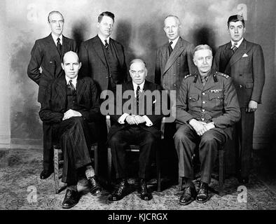 Dieses Foto aus dem Jahr 1941 zeigt König Georg VI. Und andere prominente Persönlichkeiten in England während des Zweiten Weltkriegs. Das Bild zeigt die Führung und Einheit der britischen Monarchie und Regierung während einer entscheidenden Zeit in der Geschichte. Stockfoto