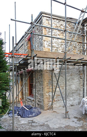 Eine alte Cornish cob Cottage in umfangreichen Renovierungsarbeiten, Truro, Cornwall, England, Großbritannien. Stockfoto