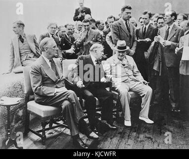 Dieses Bild oder Dokument zeigt ein Treffen zwischen Präsident Franklin D. Roosevelt, dem britischen Premierminister Winston Churchill und König Georg VI. Im Jahr 1943. Das Treffen war entscheidend für die Gestaltung der alliierten Strategien während des Zweiten Weltkriegs Stockfoto