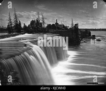 Eine Fotografie oder Illustration von Rideau Falls, einem prominenten Naturdenkmal in Kanada, aufgenommen im Jahr 1869. Das Bild zeigt die atemberaubende Landschaft und natürliche Schönheit der Wasserfälle im späten 19. Jahrhundert. Stockfoto