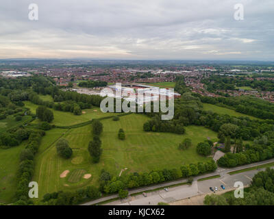 Luftaufnahme von Leigh Sports Village mit Morrisons Supermarkt und Holiday Inn Express in Leigh, Greater Manchester, England, Großbritannien Stockfoto