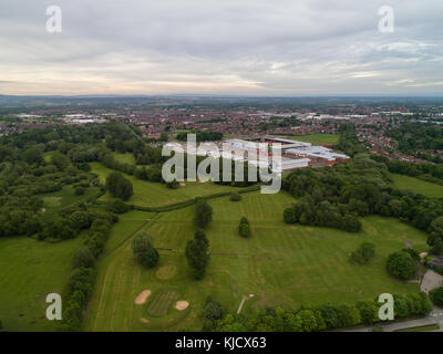 Luftaufnahme von Leigh Sports Village mit Morrisons Supermarkt und Holiday Inn Express in Leigh, Greater Manchester, England, Großbritannien Stockfoto