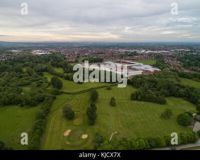 Luftaufnahme von Leigh Sports Village mit Morrisons Supermarkt und Holiday Inn Express in Leigh, Greater Manchester, England, Großbritannien Stockfoto