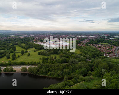 Luftaufnahme von Leigh Sports Village mit Morrisons Supermarkt und Holiday Inn Express in Leigh, Greater Manchester, England, Großbritannien Stockfoto