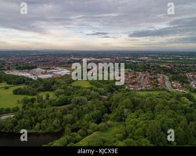 Luftaufnahme von Leigh Sports Village mit Morrisons Supermarkt und Holiday Inn Express in Leigh, Greater Manchester, England, Großbritannien Stockfoto