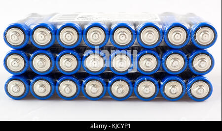 Viele blaue Batterien, Typ AA, in PE-Folie verpackt, auf einem weißen Hintergrund, Makro Stockfoto