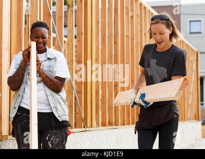Freiwillige Bauholz Durchführung auf einer Baustelle Stockfoto