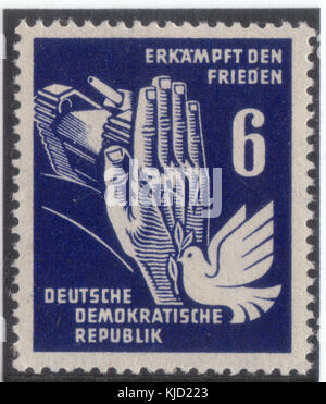Die 1950 erschienene DDR-Marke „Frieden“ zeigt einen Entwurf, der den Frieden nach dem Zweiten Weltkrieg fördert. Die 6 Pfennig-Denomination spiegelt den Fokus der Nachkriegszeit auf Wiederaufbau und Einheit in der DDR wider. Stockfoto