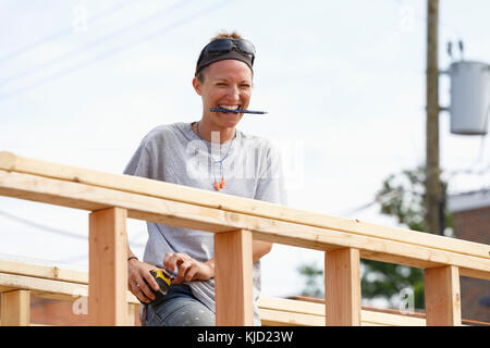 Kaukasische Frau an der Baustelle lachen Stockfoto