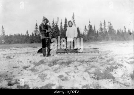 Das Foto nimmt einen Moment aus dem Jahr 1894 auf, der David Eaton von AP Low am Northwest River zeigt und frühe Erkundungs- und Vermessungsarbeiten in Kanada zeigt. Stockfoto