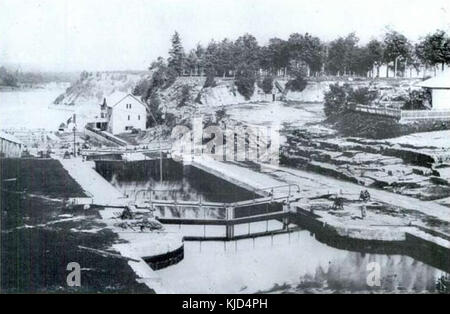 Major's Hill ist eine historische Stätte in Ottawa, Kanada, die für ihre malerische Aussicht und die nahe gelegenen Kanalschleusen bekannt ist. Das Gebiet hat historische Bedeutung im Zusammenhang mit der Entwicklung der Infrastruktur und des Verkehrsnetzes der Stadt. Stockfoto