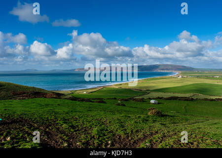 Wellen auf Hell's Mouth brechen, oder Porth Neigwl Beach in der Nähe von Abersoch, Llyn Halbinsel, Gwynedd, Wales Stockfoto