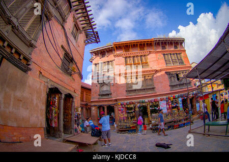 Kathmandu, Nepal - Nov 29, 2013: Nicht identifizierte Personen in der Nähe zu Fuß zu einem Souvenirs von Masken in der Straße Am Durbar Square in Kathmandu, Nepal Stockfoto