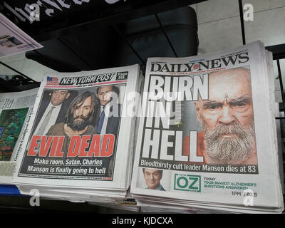 Die Schlagzeilen der New York Daily News und der New York Post am Montag, den 20. November 2017 berichten beide über den Tod des Serienmörders und Kultführers Charles Manson im Gefängnis.(© Richard B. Levine) Stockfoto