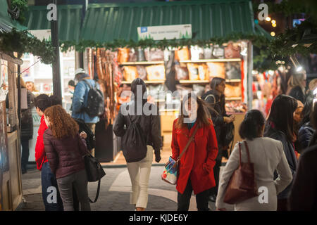 Käufer durchsuchen Sie die Union Square holiday Markt in New York am öffnung Tag, Donnerstag, den 16. November 2017. Über 100 Anbieter ihre Waren auf dem Markt, die auch die "Lil' Brooklyn' und 'urbanspace Bestimmungen" Abschnitte verkaufen. nun im 24. Jahr, wird der Markt täglich geöffnet bleiben und schließt am 24. Dezember. (© Richard b. Levine) Stockfoto