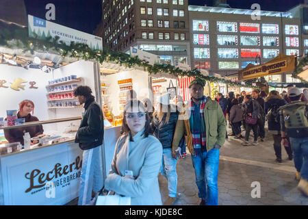 Käufer durchsuchen Sie die Union Square holiday Markt in New York am öffnung Tag, Donnerstag, den 16. November 2017. Über 100 Anbieter ihre Waren auf dem Markt, die auch die "Lil' Brooklyn' und 'urbanspace Bestimmungen" Abschnitte verkaufen. nun im 24. Jahr, wird der Markt täglich geöffnet bleiben und schließt am 24. Dezember. (© Richard b. Levine) Stockfoto