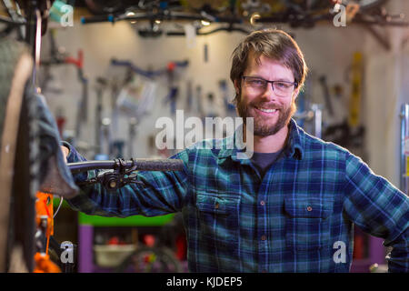 Portrait von lächelnden kaukasischen Mann im Fahrrad Shop Stockfoto