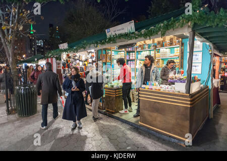 Käufer durchsuchen Sie die Union Square holiday Markt in New York am öffnung Tag, Donnerstag, den 16. November 2017. Über 100 Anbieter ihre Waren auf dem Markt, die auch die "Lil' Brooklyn' und 'urbanspace Bestimmungen" Abschnitte verkaufen. nun im 24. Jahr, wird der Markt täglich geöffnet bleiben und schließt am 24. Dezember. (© Richard b. Levine) Stockfoto