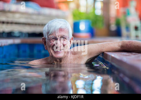 Lächelnd kaukasischen Mann im Schwimmbad Stockfoto