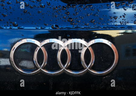 TABOR, TSCHECHISCHE REPUBLIK - 19. NOVEMBER: Audi Logo auf nassen Auto am 19. November 2017 in Tabor, Tschechische Republik. Audi startet die Ausbildung seiner Mitarbeiter auf Stockfoto