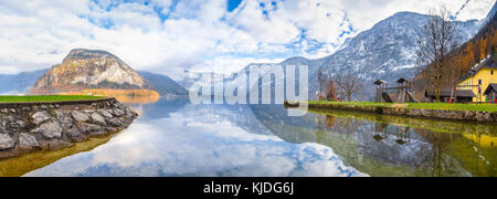 Reiseziel Thema Bild mit dem Hallstätter See und dem Dachsteingebirge in Hallstatt in Österreich Stockfoto