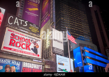 Elektronische Anschlagtafeln in Times Square in New York zeigen" anzeigen Trumpf anzuklagen" in ihrer Werbung Drehung am Dienstag, 21. November 2017. von Milliardär tom Steyer finanziert, die Werbung für th Amtsenthebung des Präsidenten und wird über Silvester auf Kosten von $ 20 Millionen. (© Richard b. Levine) Stockfoto