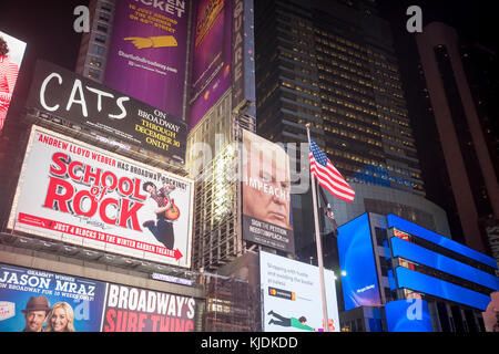 Elektronische Anschlagtafeln in Times Square in New York zeigen" anzeigen Trumpf anzuklagen" in ihrer Werbung Drehung am Dienstag, 21. November 2017. von Milliardär tom Steyer finanziert, die Werbung für th Amtsenthebung des Präsidenten und wird über Silvester auf Kosten von $ 20 Millionen. (© Richard b. Levine) Stockfoto