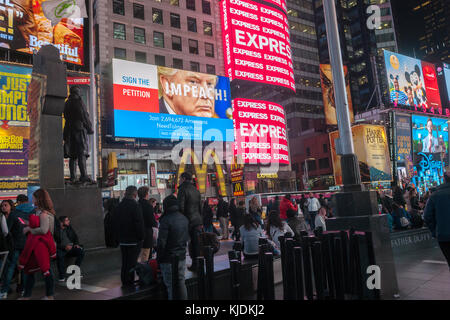 Elektronische Anschlagtafeln in Times Square in New York zeigen" anzeigen Trumpf anzuklagen" in ihrer Werbung Drehung am Dienstag, 21. November 2017. von Milliardär tom Steyer finanziert, die Werbung für th Amtsenthebung des Präsidenten und wird über Silvester auf Kosten von $ 20 Millionen. (© Richard b. Levine) Stockfoto