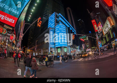 Morgan Stanley engagiert sich in der Eigenwerbung auf der digitalen Anzeige auf deren Gebäude in New York am Dienstag, 21. November 2017. (© Richard b. Levine) Stockfoto