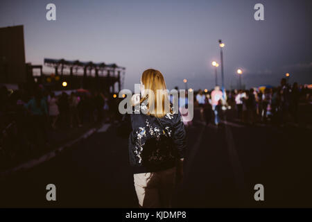 Ansicht der Rückseite des Kaukasischen Frau bei Nacht Stockfoto