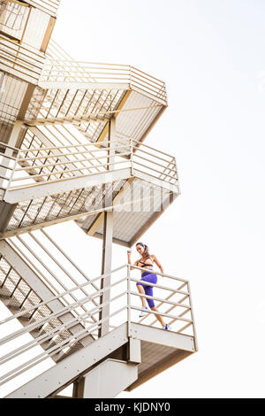 Kaukasische Frau, die auf städtischen Treppe Stockfoto