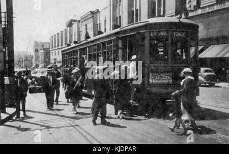 TTC Peter Witt Straßenbahnen fahren Sie in nördlicher Richtung auf der Yonge an der Hochschule in 1937 Stockfoto