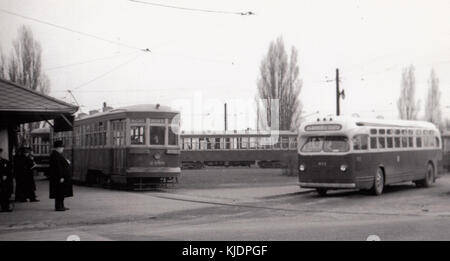 TTC Peter Witt Straßenbahnen und alten GM-Bus an der Birchmount loop 1946 Stockfoto