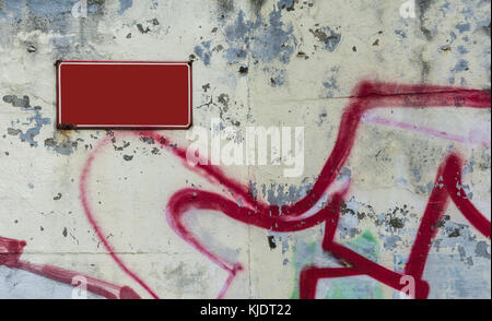 Red Board auf weißen Flocken Wand. Leer, rot Namensschild auf verschmutzte, beschädigte Wand mit Graffiti detail. Stockfoto