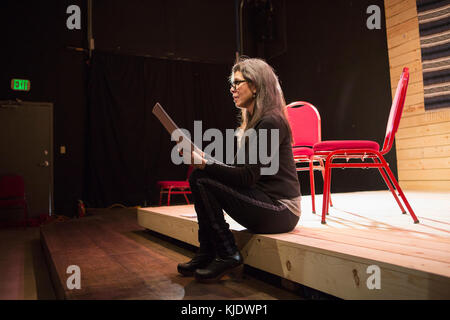 Hispanic woman reading script auf Bühne Stockfoto