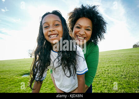 Portrait von lächelnden lief, Mutter und Tochter gemischt Stockfoto