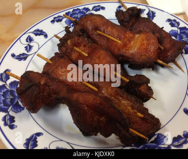 GFP Teriyaki Hähnchenspieße sind ein beliebtes Gericht mit Hühnchen, das in einer Teriyaki-Sauce mariniert, aufspießt und perfekt gegrillt wird. Das Gericht bietet eine ausgewogene Mischung aus süßen und herzhaften Aromen, die üblicherweise als Vorspeise oder Hauptgericht serviert werden. Stockfoto