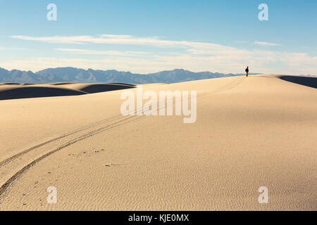Weg zu fernen kaukasischen Mann in der Wüste Stockfoto