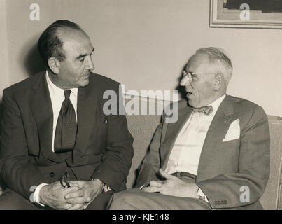 Dieser Titel bezieht sich auf zwei bedeutende Persönlichkeiten der modernen Geschichte: Levi Eshkol, den dritten israelischen Premierminister, und Johan Van de Kieft, einen niederländischen Diplomaten. Die beiden Personen sind mit Schlüsselmomenten in ihrer jeweiligen politischen Laufbahn verbunden und haben einen bedeutenden Beitrag zu den internationalen Beziehungen und der Regierungsführung geleistet. Stockfoto