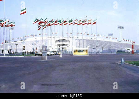 Dieses Foto zeigt die Außenansicht des Azadi Stadirm (Azadi-Turm) in Teheran, Iran, von der Westseite aus und hebt seine unverwechselbaren architektonischen Merkmale hervor. Stockfoto