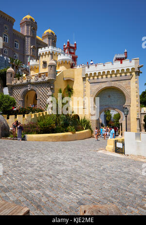 Sintra, Portugal - 03 Juli, 2016: Das Tor zum Innenhof der Pena-palast. Sintra Portugal Stockfoto