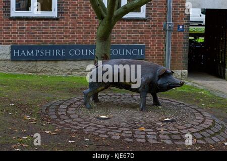 Hampshire Hog Skulptur vor der Hampshire County Council Büros, Winchester, Großbritannien Stockfoto