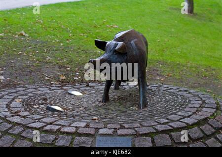 Hampshire Hog Skulptur vor der Hampshire County Council Büros, Winchester, Großbritannien Stockfoto