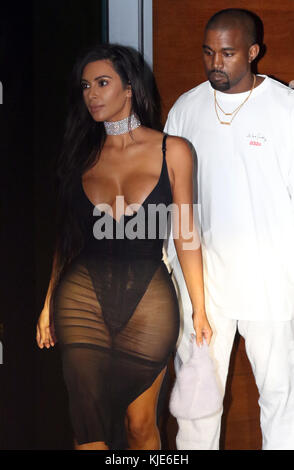 MIAMI BEACH, FL - SEPTEMBER 17: Kim Kardashian hat Kanye West auf dem Weg zu seinem Miami Konzert in die Luft gezerfelt, als sie ein tiefes, schiere schwarzes Kleid und einen diamantbesetzten Choker trug, der der Fantasie am 17. September 2016 in Miami Beach, Florida, wenig hinterließ. Personen: Kim Kardashian, Kanye West Stockfoto