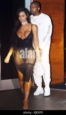 MIAMI BEACH, FL - SEPTEMBER 17: Kim Kardashian hat Kanye West auf dem Weg zu seinem Miami Konzert in die Luft gezerfelt, als sie ein tiefes, schiere schwarzes Kleid und einen diamantbesetzten Choker trug, der der Fantasie am 17. September 2016 in Miami Beach, Florida, wenig hinterließ. Personen: Kim Kardashian, Kanye West Stockfoto